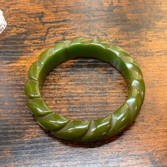 Bakelite vintage green bangle bracelet - Picture 1 of 16